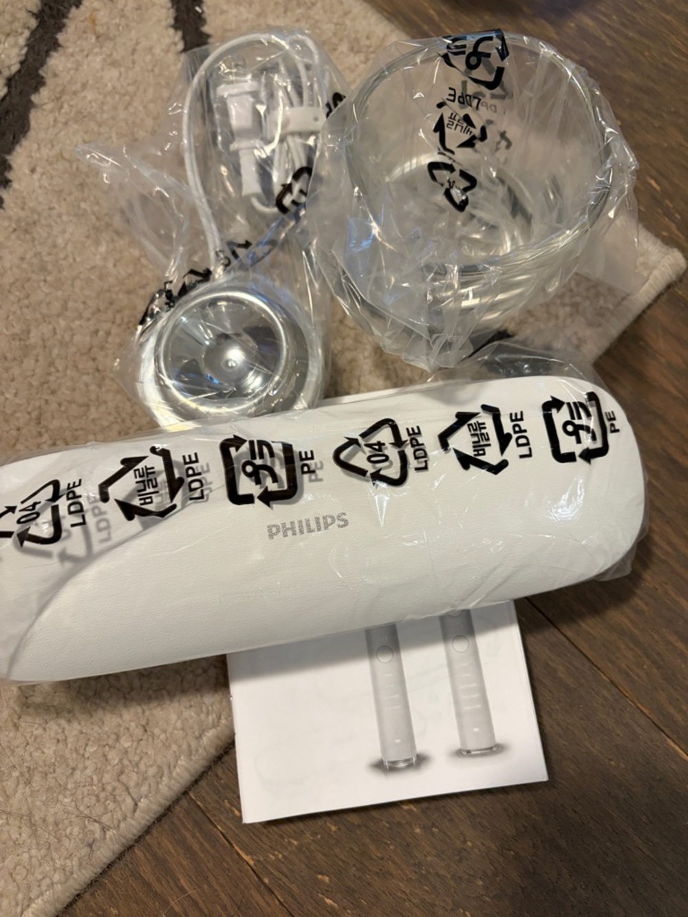 Philips White Travel Case with Clear Glass Cup and Silver Charging Base